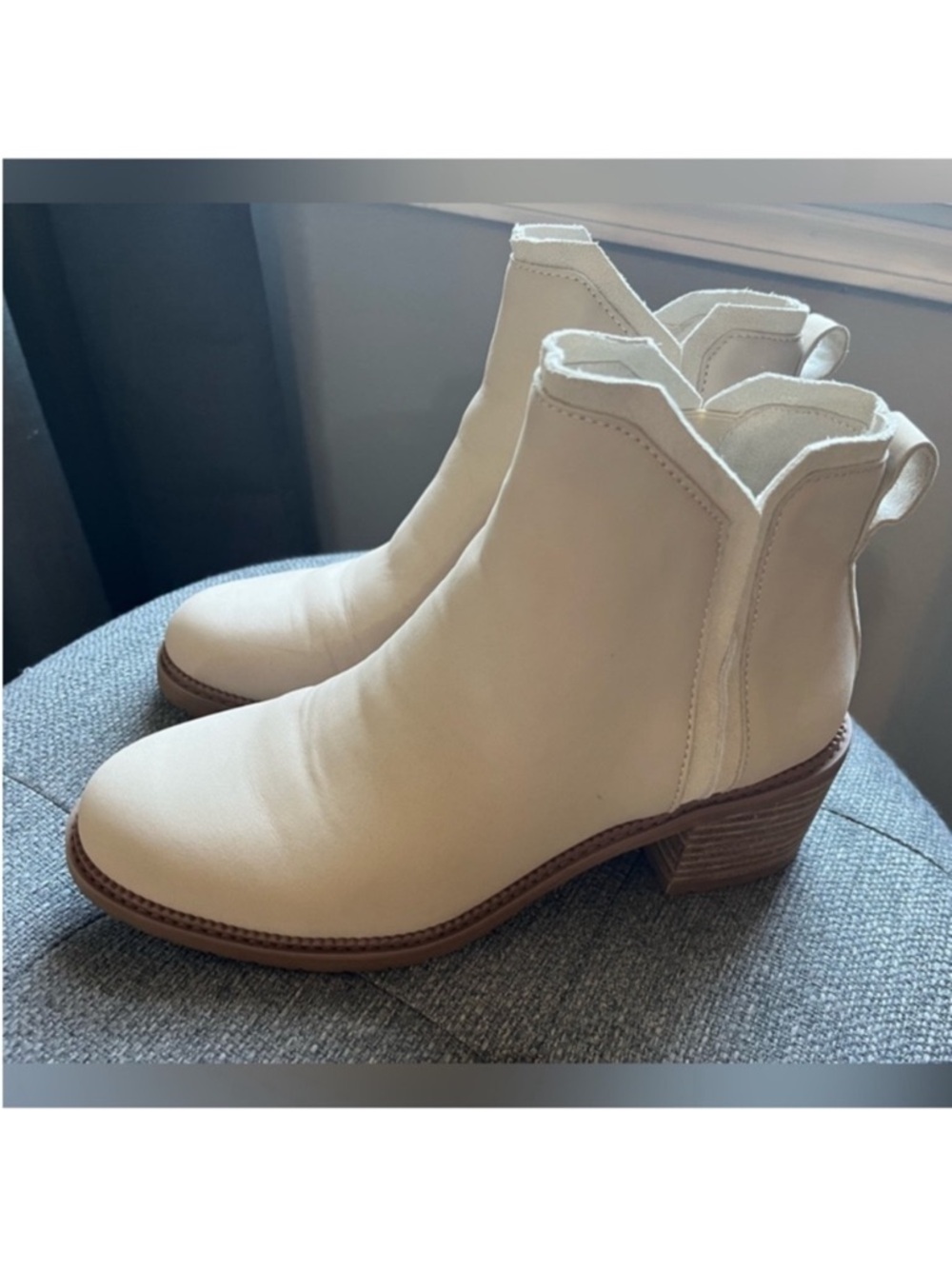 TOMS
Hailey Beige Water Resistant Leather
Used twice only
